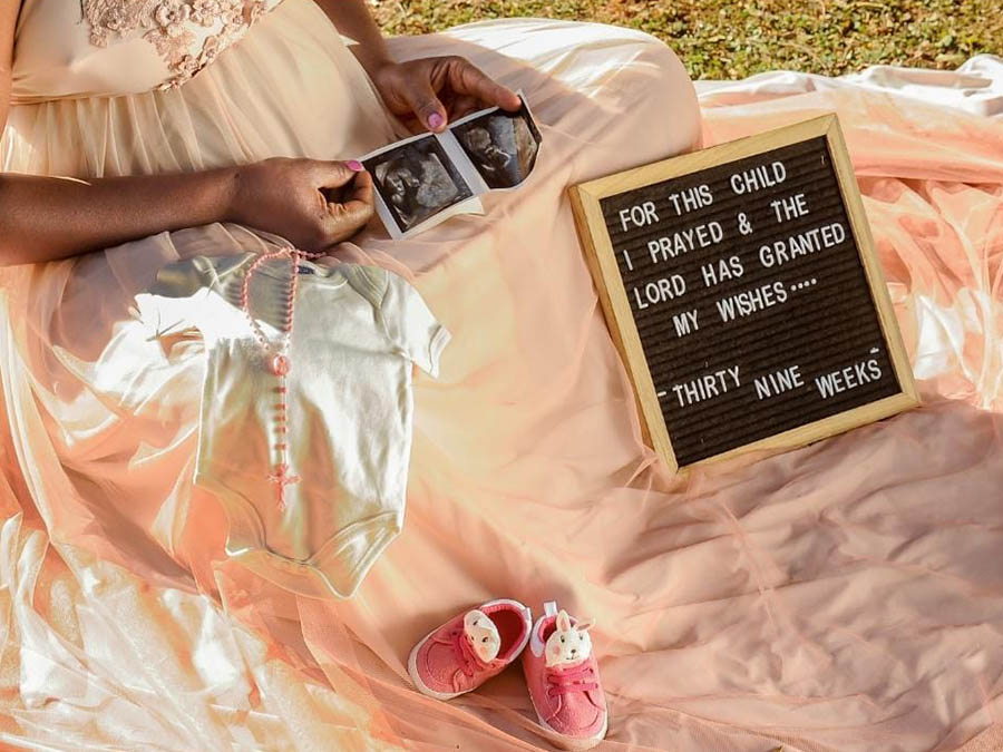 Maternity dress with sonar and sign with text